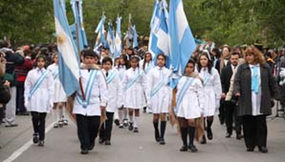 Por el frío, Rivadavia hizo un desfile express
