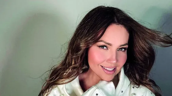 Thalía subió una foto para mostrar su panza chata a los 51 y la criticaron: “Pareces de cera…”