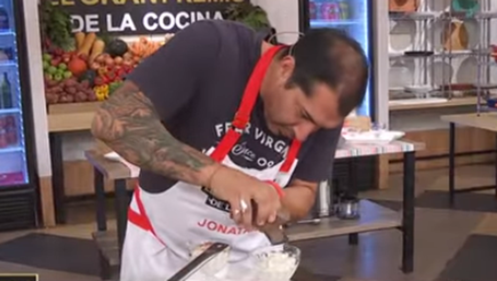 Un cocinero de “El gran premio” tuvo un descuido y el jurado se negó a probar su postre