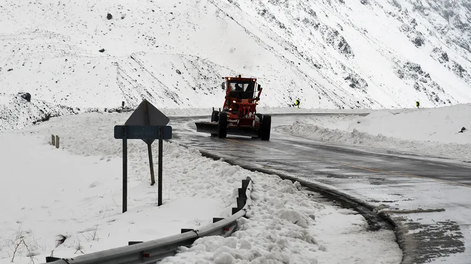 Las nevadas complican el sector más alto de la ruta 7 y Vialidad advirtió que en Las Cuevas la visibilidad es completamente nula.