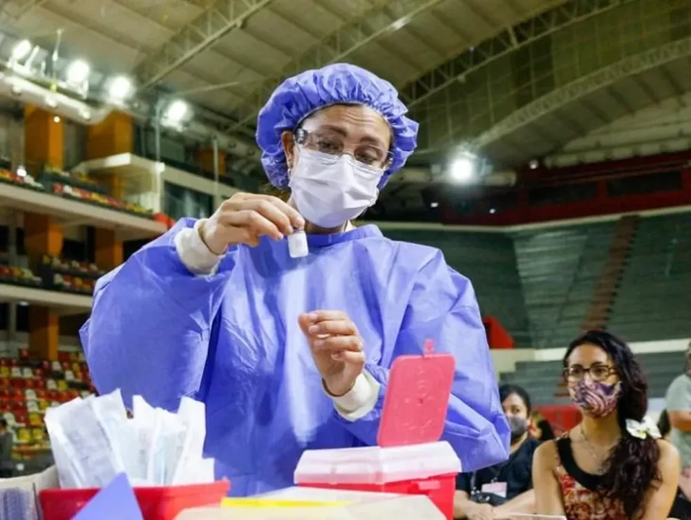 Docentes y otros grupos que ya no deben pedir turno para vacunarse contra el Covid-19