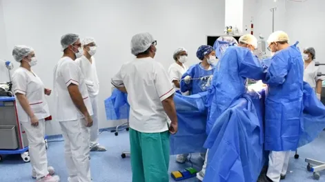 El médico residente no es un estudiante, es unprofesional que se está especializando, y tieneidénticas responsabilidades ante la ley, sostienela Confederación Médica de la República Argentina.