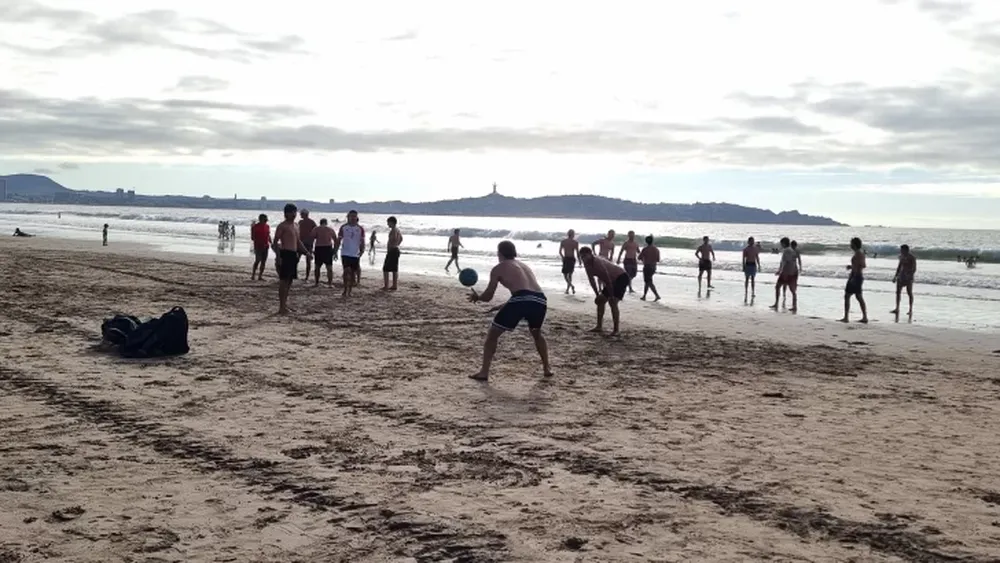 Fútbol, vóley y rugby, los preferidos de los sanjuaninos en las playas de La Serena.