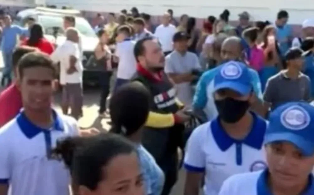 Un joven irrumpió armado y disparando en una escuela de Brasil y asesinó a una estudiante