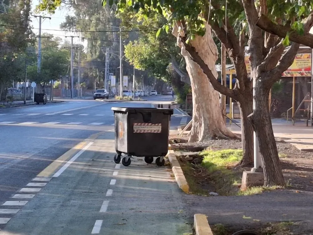 Un contenedor en medio de ciclovía recién hecha
