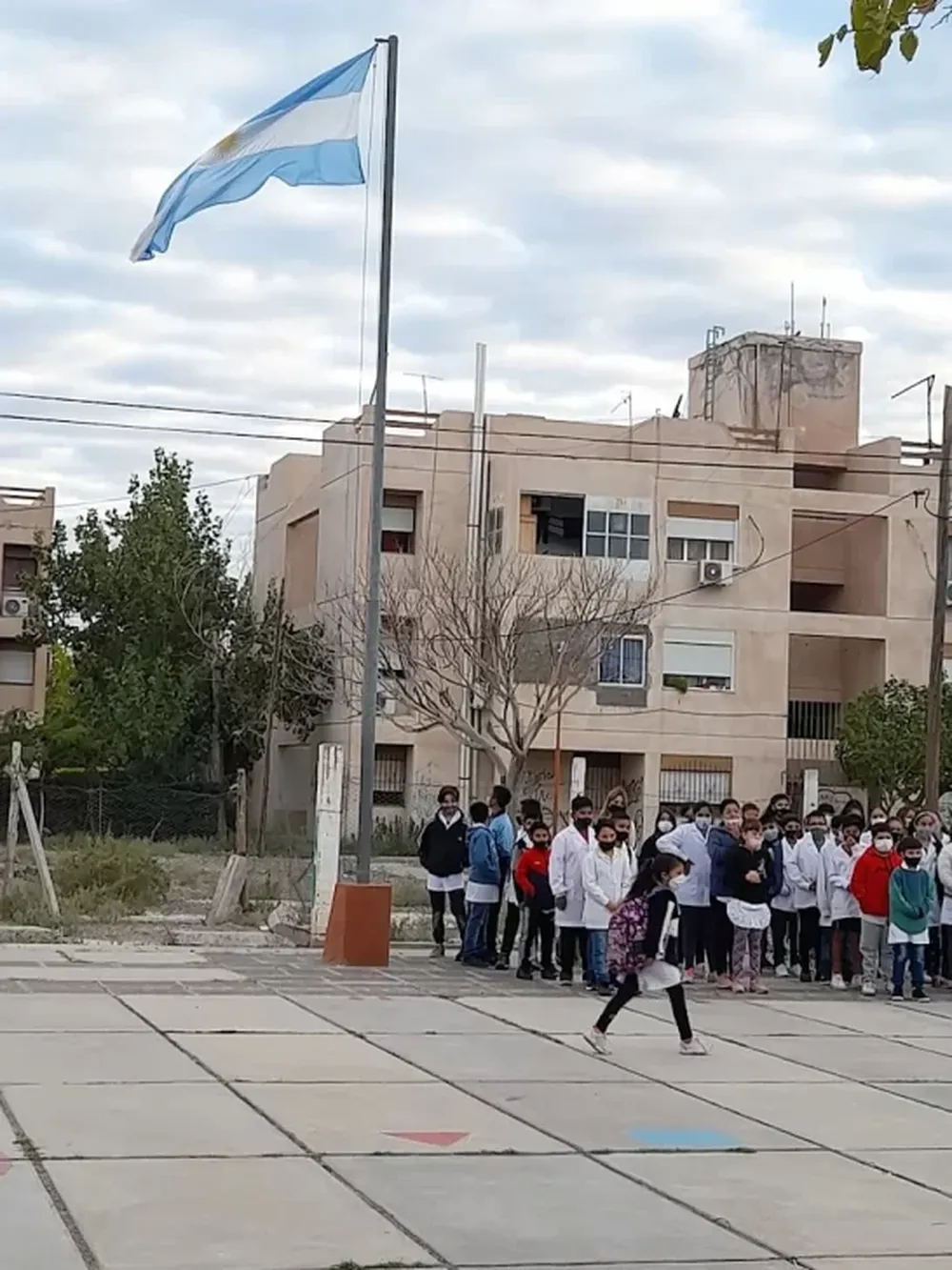 Un alumno de 13 años llamó al 911 e hizo una falsa amenaza de bomba en su escuela