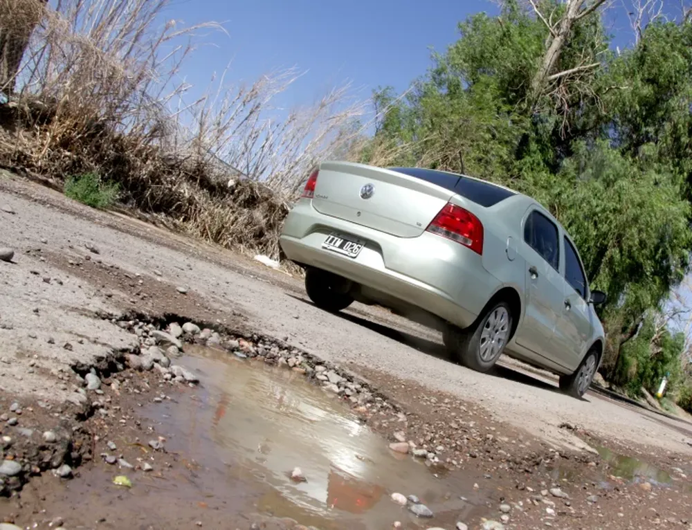 DAÑO. El pavimento de calle Borcosque, en Rawson, está roto debido a la acumulación de agua.