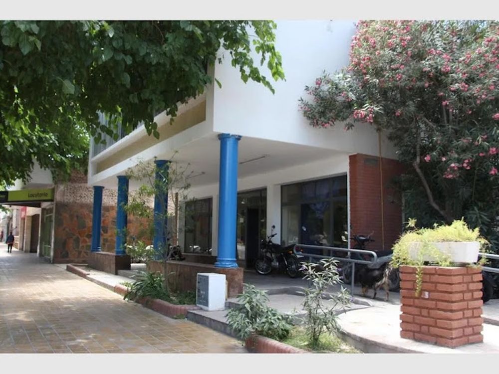 Un hombre y su pequeño hijo volcaron en una camioneta y terminaron en un desagüe