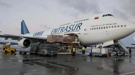 Prohíben salir del país a los 19 tripulantes del avión retenido en Ezeiza