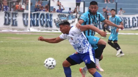 Goleador. Luciano Rivero aguanta la marca de un defensor de Marquesado. Unión hizo lo que tenía que hacer y clasificó en el Regional.