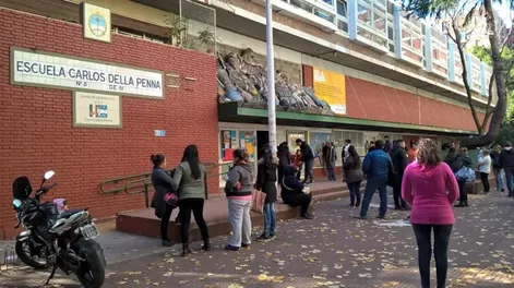 Detuvieron a madre y abuela de un alumno por clavarle una birome al director