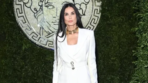 Demi Moore impactó con un escote en su llegada a la Semana de la Moda de París