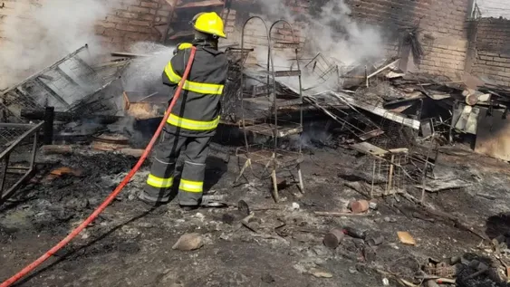 Un incendio destruyó por completo el depósito de un supermercado