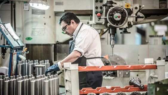 se perdieron mas de 66.000 puestos de trabajo en dos anos y solo tres provincias resistieron la caida
