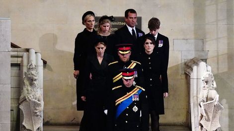 Nietos de reina Isabel II participaron en vigilia y británicos hacen cola de 14 horas para despedirla