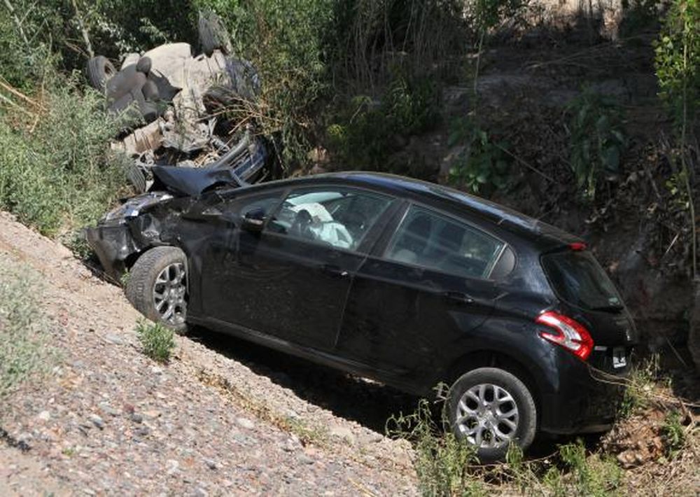Un policía chocó en su auto y una mujer terminó muerta
