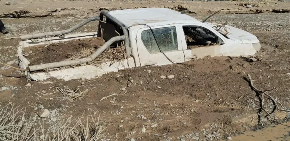 TOTALMENTE  ENTERRADA. Así quedó la Toyota Hilux arrastrada por una gran creciente en medio de la oscuridad de la noche.