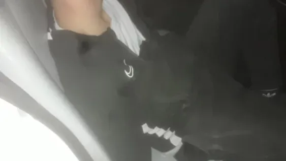 Se subieron a un remis y apuñalaron por la espalda al chofer para robarse el auto