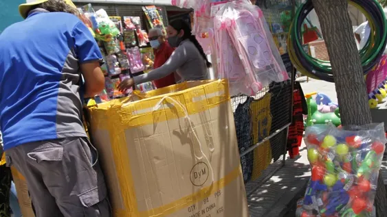 Hay una pelea entre los comerciantes de Rawson por los vendedores ambulantes