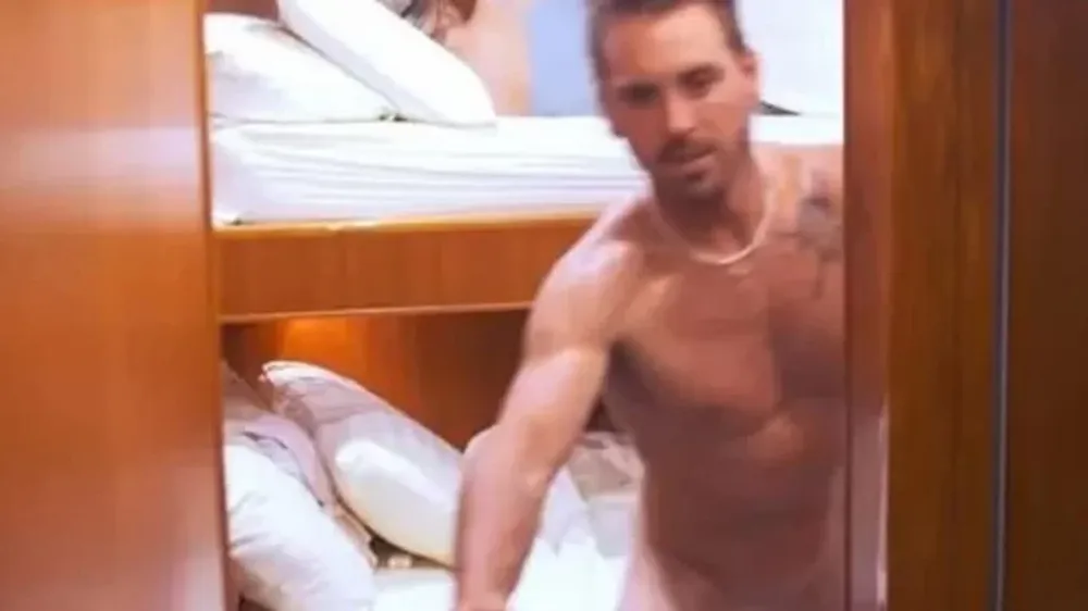 Participante de un reality se metió desnudo en la cama de una compañera borracha