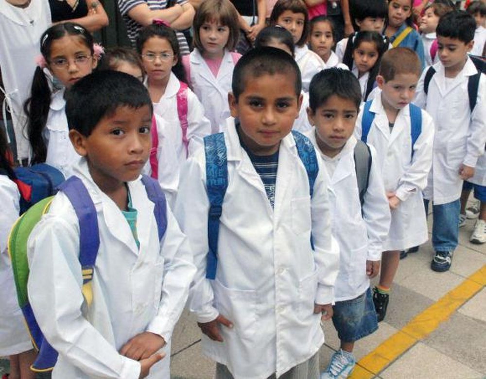 En Catamarca usarán guardapolvos hasta en las escuelas privadas