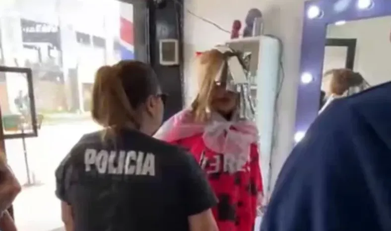 Detenida en la peluquería.-