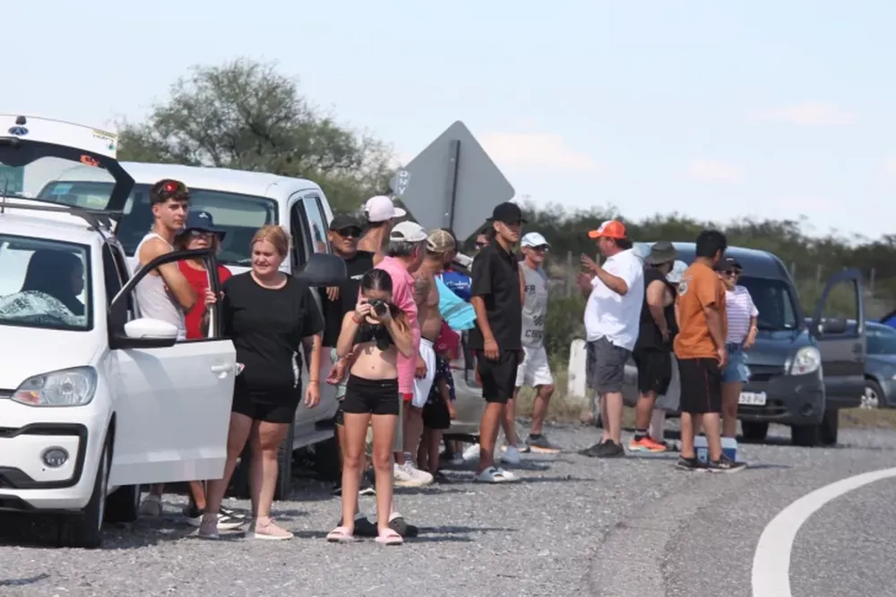 Soportando el intenso sol y con casi 40°C, los fanáticos hicieron el “aguante” a la Vuelta a San Juan: las mejores fotos