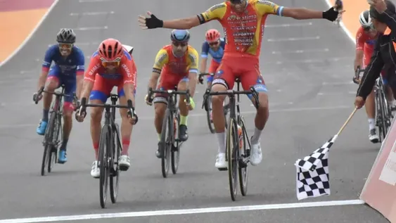 Messineo rió último en un carrerón