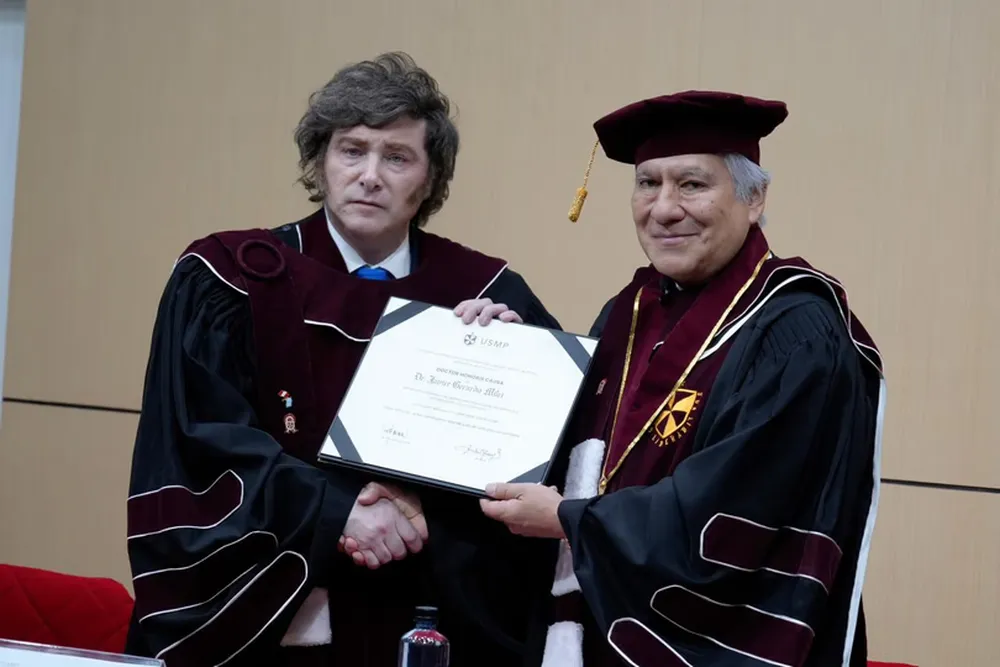 El presidente Javier Milei fue condecorado este martes con el título de Doctor Honoris Causa por la Universidad de San Martín de Porres (USMP).