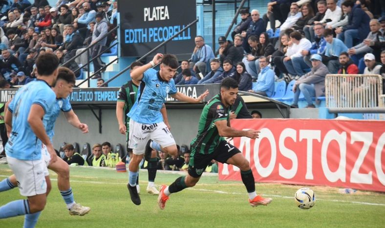 Apurado. Seba Jaurena escapa a la presión de Temperley. San Martin pagó muy caro el primer tiempo que regaló y no alcanzó la reacción del complemento.