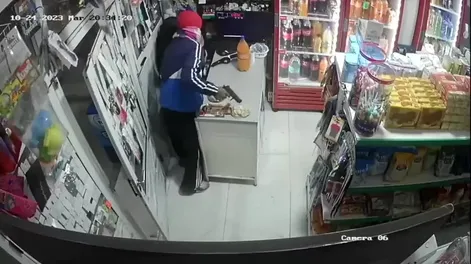 El escalofriante video de un ladrón armado que le apuntó a un bebé: terminó casi linchado