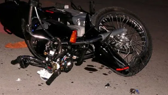 Un joven de 21 años circulaba en moto, sufrió una caída y murió antes de llegar al hospital