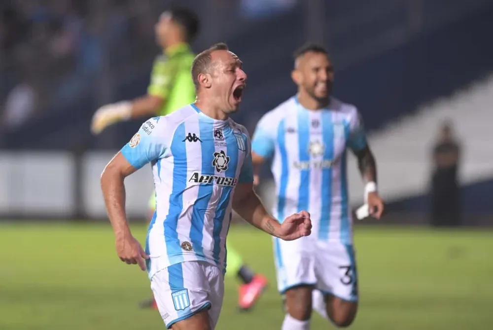 Con nueve jugadores, Racing le ganó a Independiente en el clásico de Avellaneda