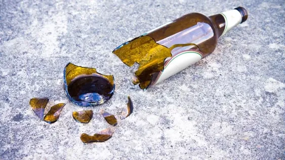 Una mujer le dio un botellazo en la cabeza a su hermano durante una fuerte discusión