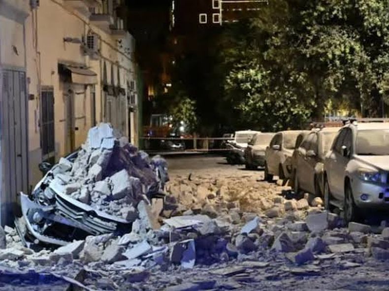 El fuerte movimiento dejo un saldo de 26 heridos, cifras que podrían aumentar con el correr de las horas.