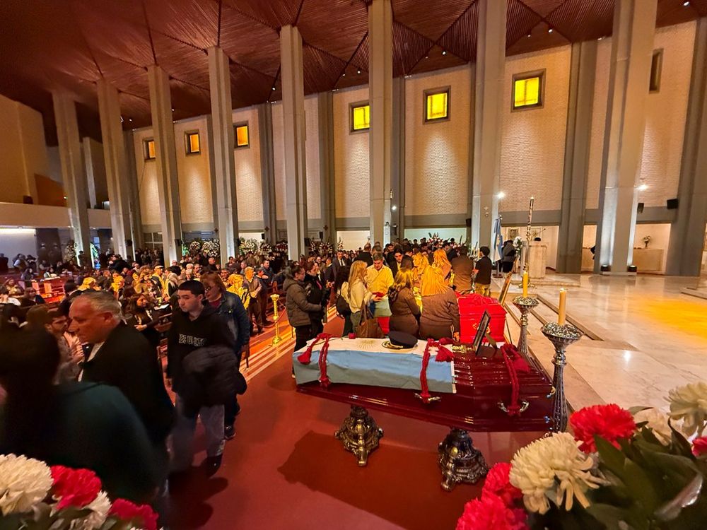 Hasta las 21 de hoy permanecerán abiertas las puertas de la Catedral para ingresar al funeral.