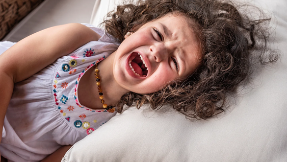 Psicólogo alerta: Si un niño ve que cada vez que se tira al piso consigue cosas, ya sabe que ese es el camino. Foto: Facebook