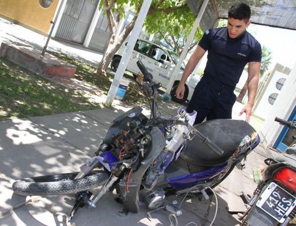 Sin casco, chocó de atrás a un camión y casi se mató