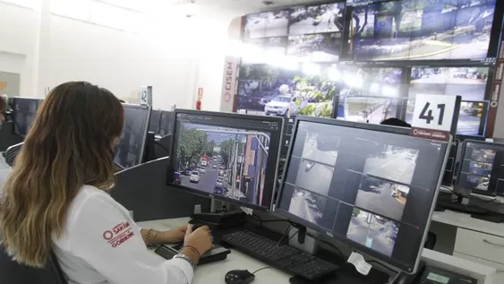 Por las cámaras, descubrieron a 9 personas tomando y “haciendo exhibicionismo” en una Trafic