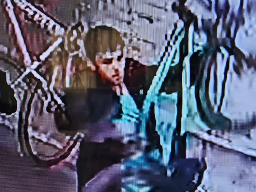 En diez segundos, entró a la guardería de una empresa y le robó bici a un empleado