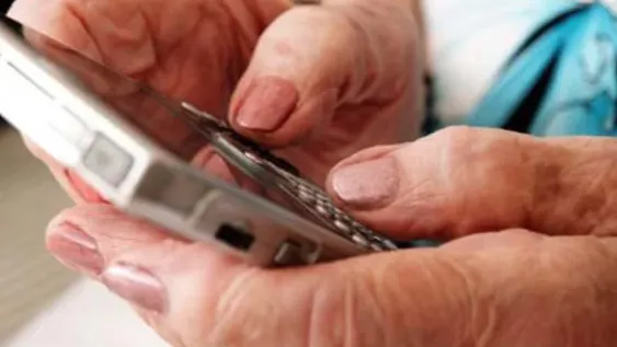 Whatsapp, redes y teléfono, herramientas para que los mayores mantengan contacto