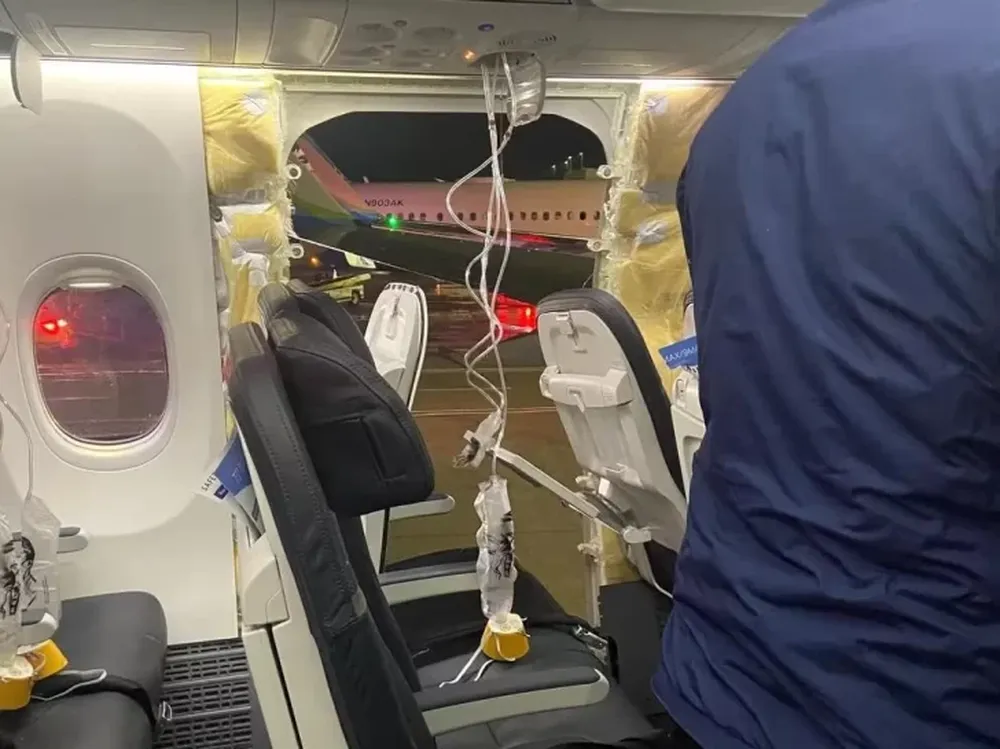 Un Boeing 737-9 de Alaska Airlines perdió una ventana en pleno vuelo