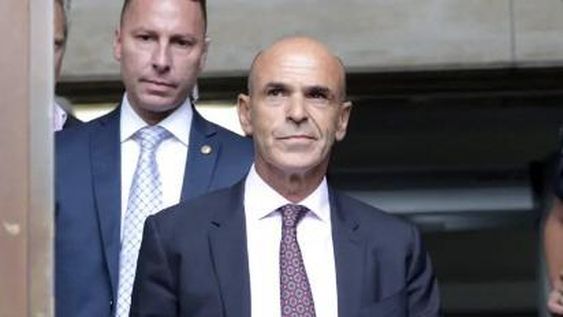 Exdirector de Inteligencia Arribas pide salir del país