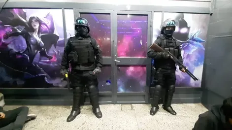 Detuvieron a cinco sujetos que utilizaban un ciber de pantalla para vender droga en San Juan