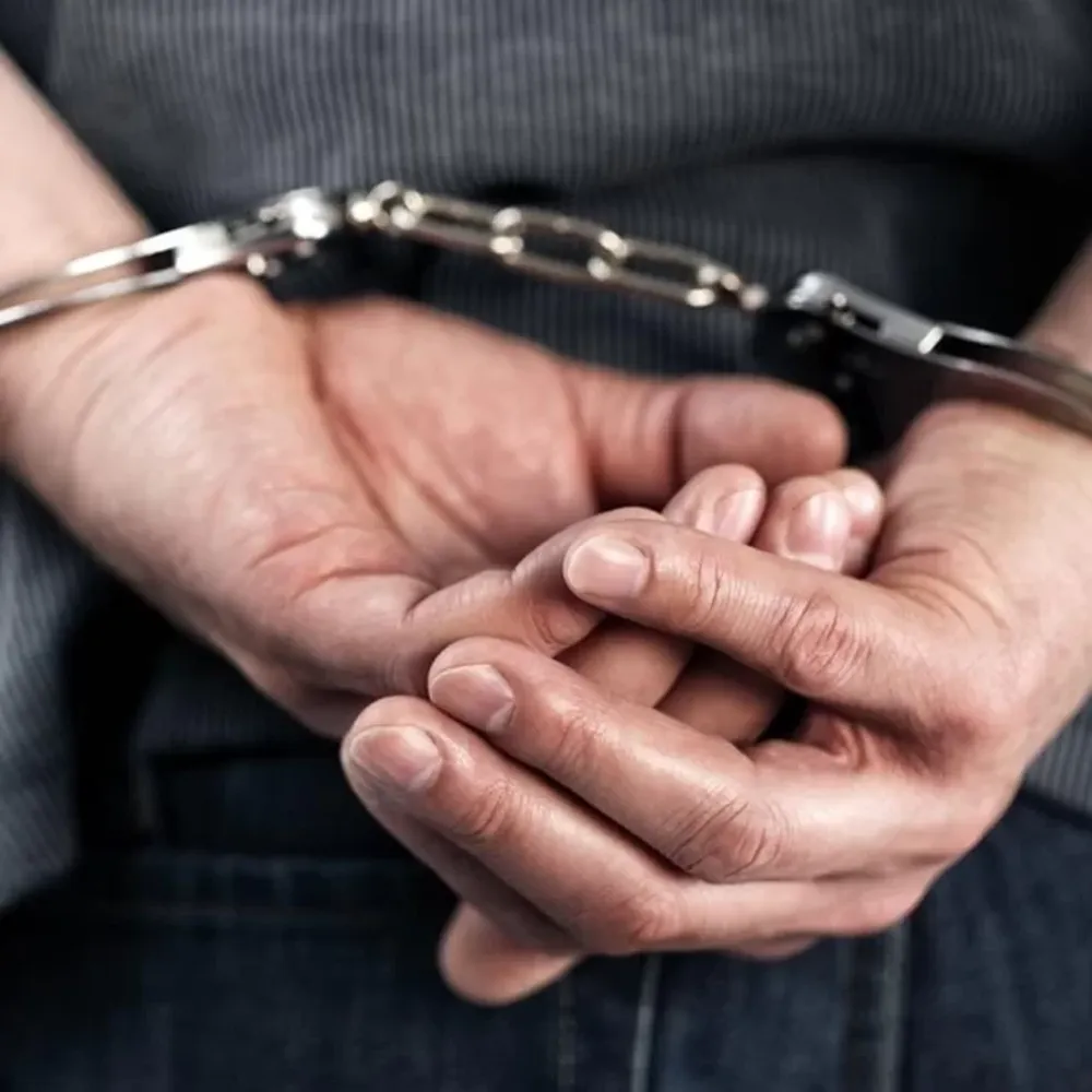 Violento incidente en Villa San Roque: agredió a su pareja y atacó a piedrazos la casa