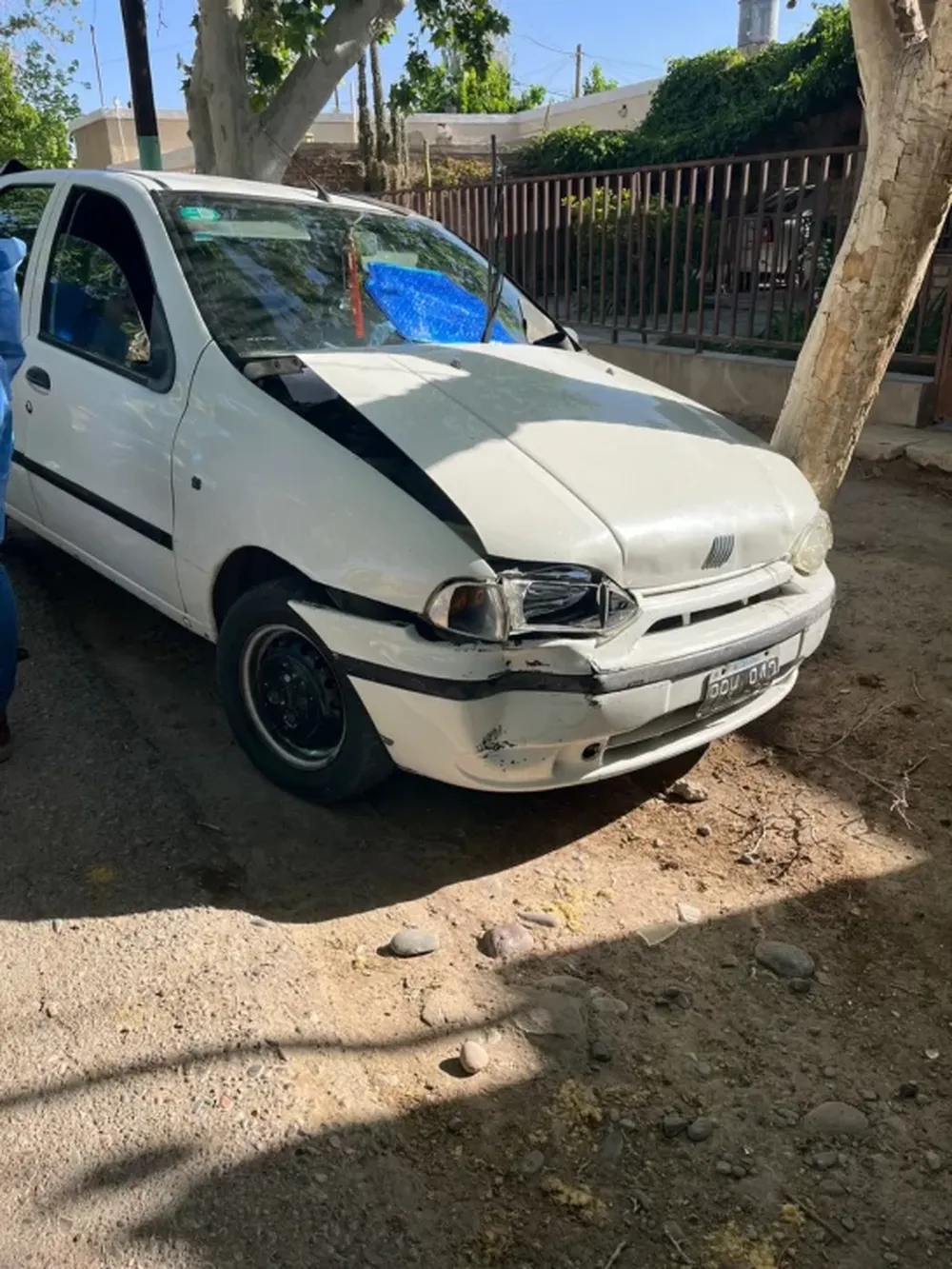 Conductor chocó contra un auto estacionado y murió, creen que antes se descompensó