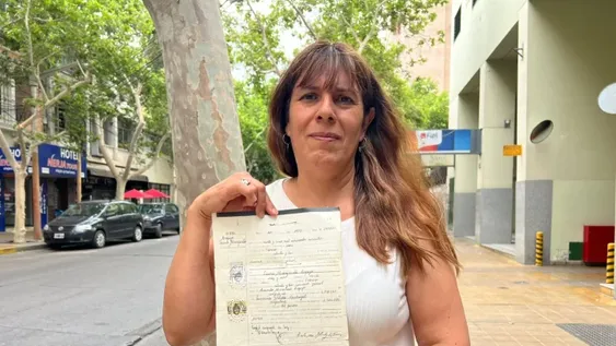 Laura Espejo mantiene viva una búsqueda que comenzó hace varias décadas: encontrar a su madre biológica.