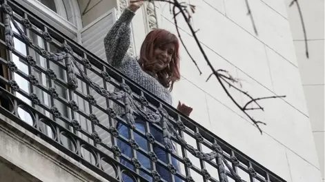 Cristina volvió a salir a saludar ayer, como cada día, a la militancia que hace la vigilia frente a su domicilio de donde saldría mañana.