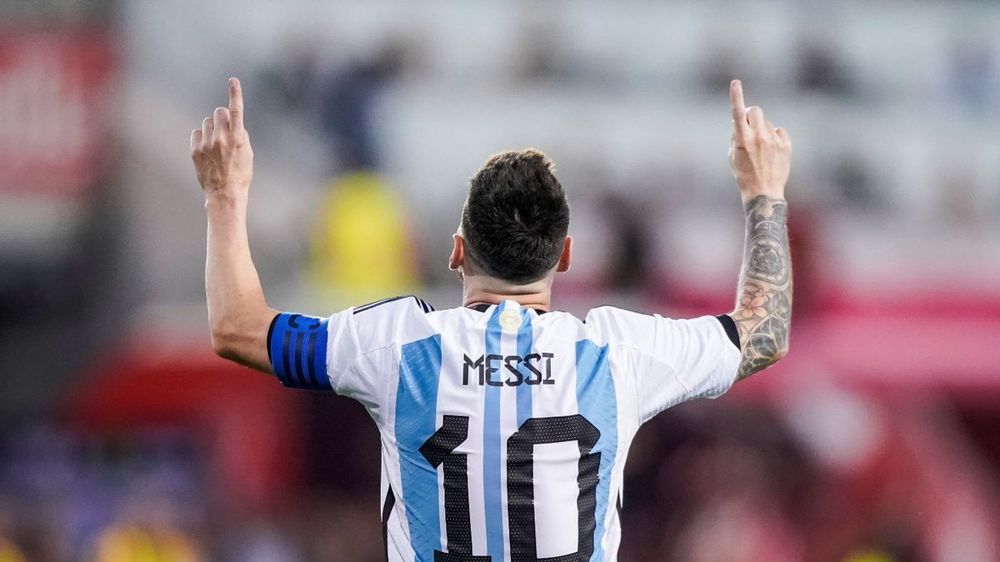 Eterno. El ambiente deportivo de San Juan no se alejó del sentimiento mundial por la despedida de Messi en la selección.
