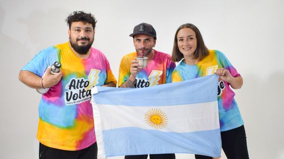 alto voltaje y una propuesta escenica bien patriota: improvisacion, argentinidad y creatividad en un solo lugar